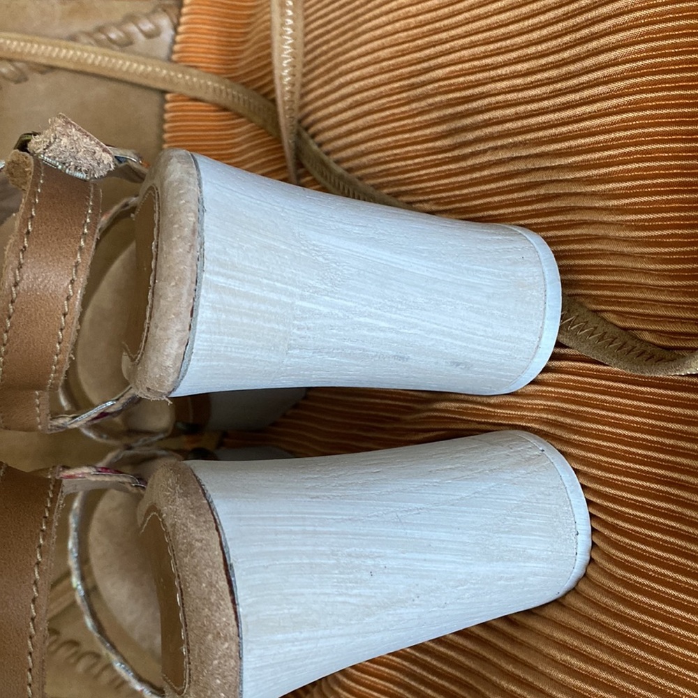Vintage wooden heels Sbicca shoes! Glam and chic meet! - Picture 12 of 14